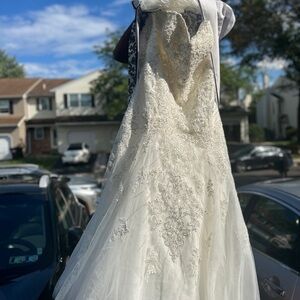 BNWT Elegant white Lace Wedding Dress